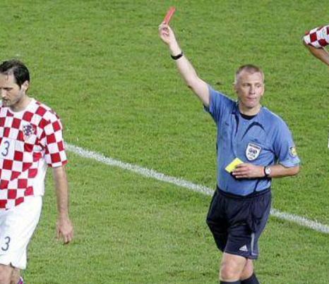 kesalahan-wasit-dalam-pertandingan-sepak-bola