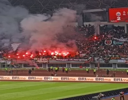 laga-sepak-bola-yang-berakhir-ricuh-dan-chaos