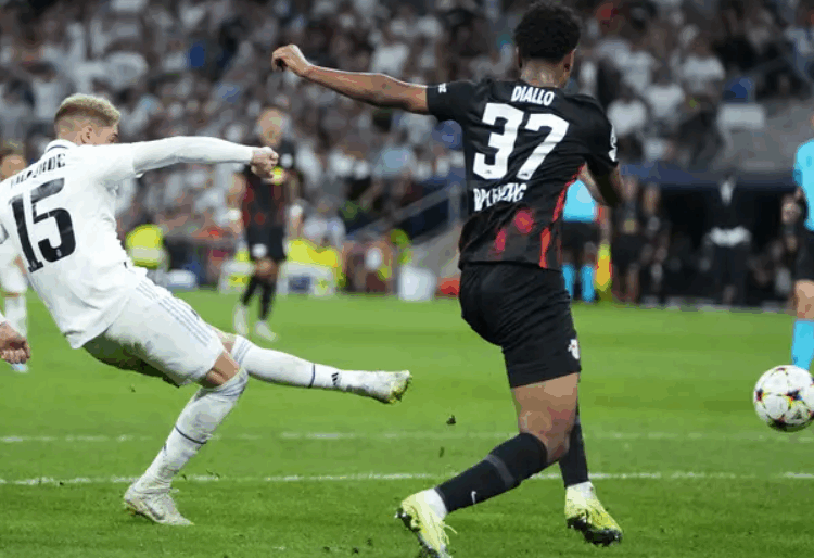 mengenal-lebih-dalam-tentang-fake-shot-dalam-sepak-bola