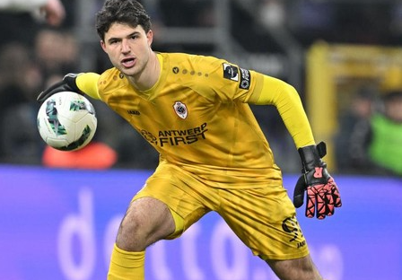 penyebab-mu-milih-senne-lammens-daripada-emiliano-martinez