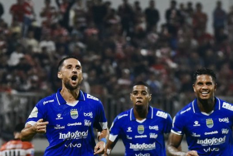 bojan-hodak-sakit-saat-duel-penting-melawan-borneo-fc