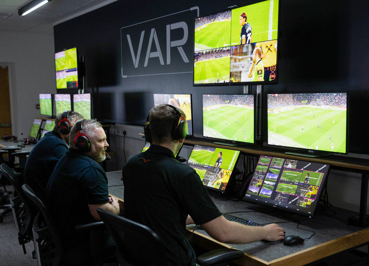 Pengaruh Teknologi VAR Terhadap Keadilan di Sepakbola Dunia